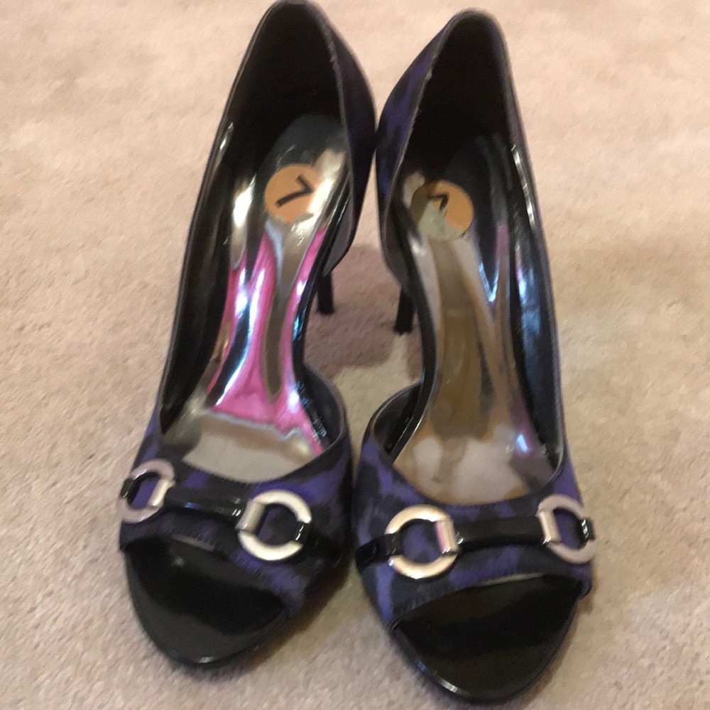 Open toe pumps